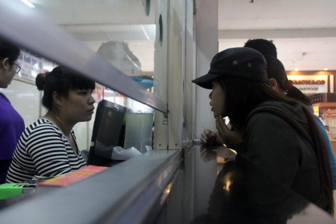 Hành khách tìm hiểu kế hoạch bán vé tết của Công ty TNHH Việt Tân Phát tại Bến xe miền Đông. (Ảnh Quang Khải)