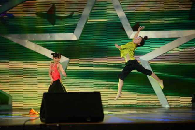 Thục Nhi và Đức Huy trình diễn nhảy dân gian đương đại kết hợp với dancesport - Ảnh: Quang Định