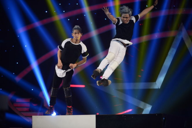 Nhóm  Ảo ảnh trình diễn nhảy hiphop kết hợp với popping và múa đương đại - Ảnh: Quang Định