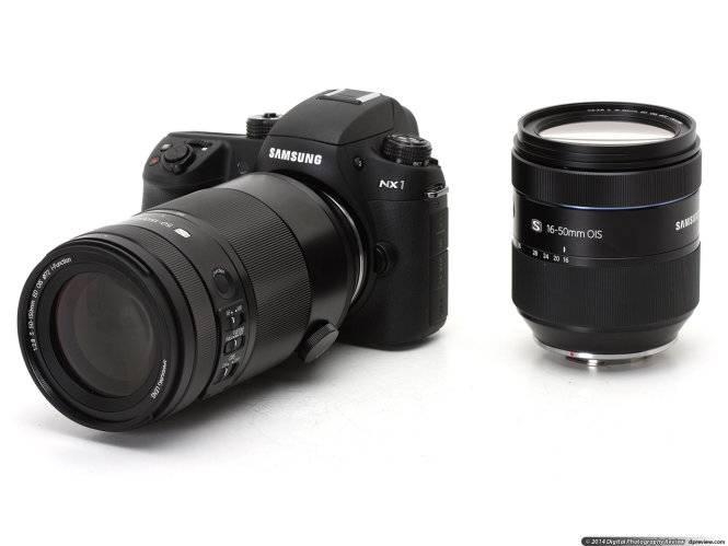 Máy ảnh Samsung NX1 với ống kính 50-150mm F2.8 OIS và ống kính 16-50mm F2-2.8 OSI (bên phải)