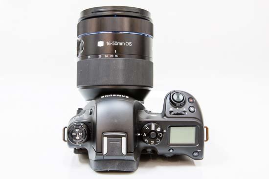 NX1 và ống kính 16-50mm - Ảnh: Photographyblog.com