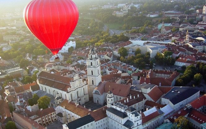 Khám phá bầu trời Vilnius bằng khinh khí cầu - Ảnh: CNN