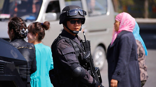 Cảnh sát Trung Quốc tuần tra ở Tân Cương - Ảnh: Reuters