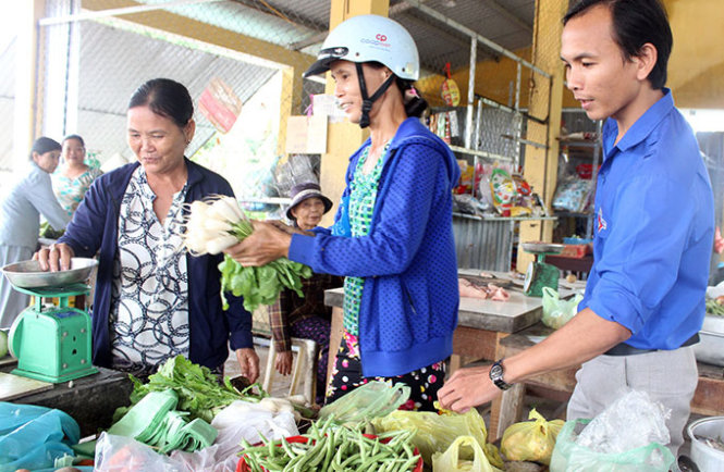 Nhờ tiếng nói và nỗ lực của các đoàn viên, ngôi chợ Bình Định Bắc một thời bỏ hoang đã đi vào hoạt động Ảnh: Thanh Ba