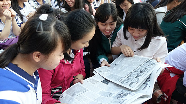 Học sinh các trường THPT tỉnh Tây Ninh xem thông tin về tuyển sinh trên báo Tuổi Trẻ trong buổi tư vấn hướng nghiệp tại Trường THPT Lý Thường Kiệt (Tây Ninh) sáng 10-1-2015 - Ảnh: Như Hùng