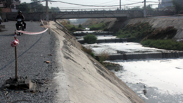 Kênh Ba Bò, đoạn gần cầu tỉnh lộ 43 đã được mở rộng, xây kè nhưng nước dưới kênh vẫn còn ô nhiễm, sủi bọt (ảnh chụp ngày 11-1-2015) - Ảnh: Quang Khải
