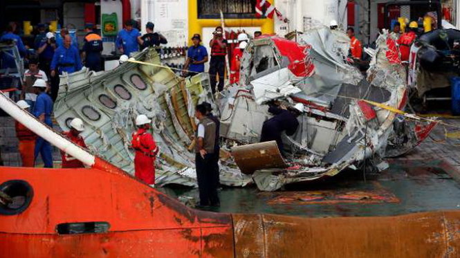 Những mảnh vỡ của máy bay mang số hiệu QZ 8501 - Ảnh: Reuters