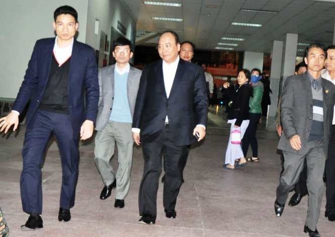 Phó Thủ tướng Nguyễn Xuân Phúc lên thẳng khoa Ung bướu thăm ông Nguyễn Bá Thanh - Ảnh ĐĂNG NAM
