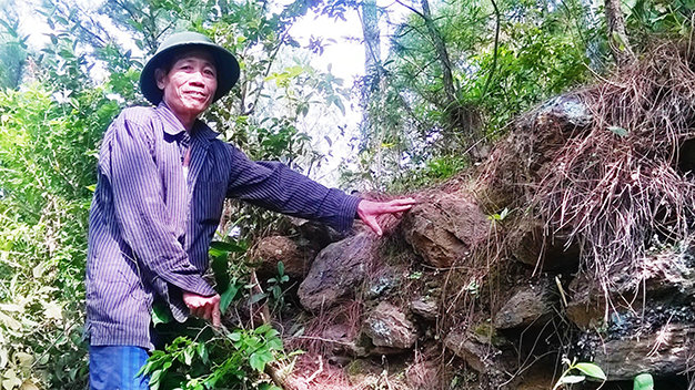 Một đoạn thành cổ bằng đá được phát hiện - Ảnh: Văn Định