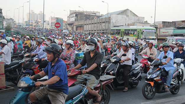 Xe cộ ùn ứ trên cầu Chà Và (Q.5 -  Q.8, TP.HCM) - Ảnh: Mậu Trường