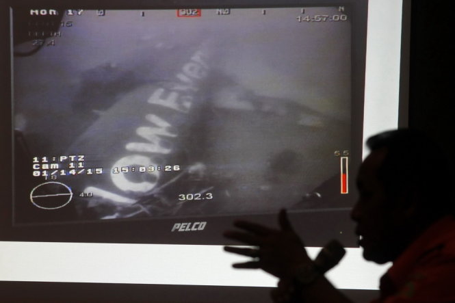 Hình ảnh chụp từ thiết bị dò tìm dưới nước của hải quân Singapore cho thấy phần thân máy bay QZ8501 dưới đáy biển Java - Ảnh: Reuters