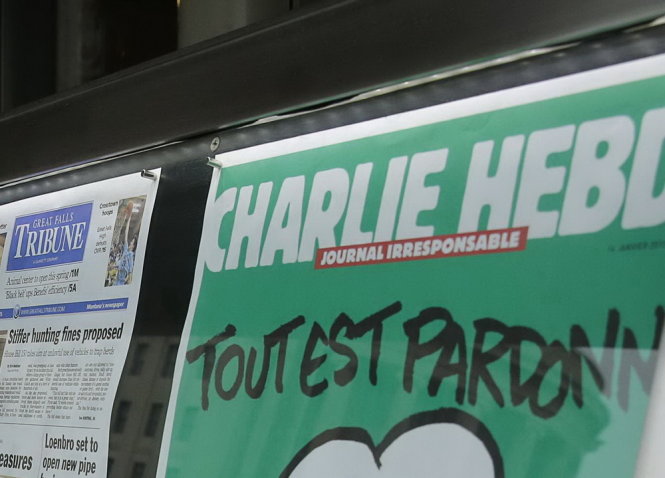 Ấn phẩm mới nhất của tạp chí Charlie Hebdo in tới 3 triệu bản, gấp hơn 50 lần so với số lượng phát hành thông thường - Ảnh: Reuters