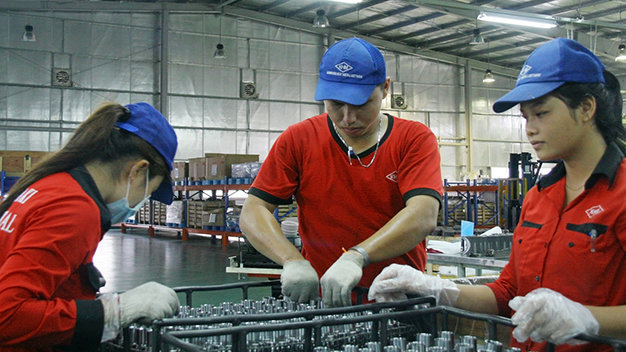 Công nhân làm việc tại Công ty TNHH Kawasaki Heat Metal VN, Khu công nghiệp Mỹ Phước 3,  Bình Dương. Sau thời gian đầu tư hiệu quả, công ty này liên tục có kế hoạch mở rộng đầu tư - Ảnh: B.Sơn