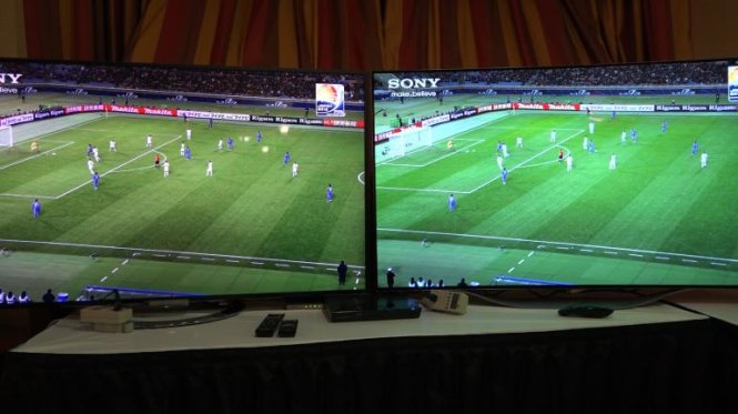 Thử nghiệm của IBTimes trên hai tivi cao cấp của Sony. TV bên trái có màn hình hiển thị công nghệ chấm lượng tử, so với tivi bên phải WLED. Tivi trái với chấm lượng tử có dải màu rộng hơn, hình ảnh tương phản hơn - Ảnh: IBTimes