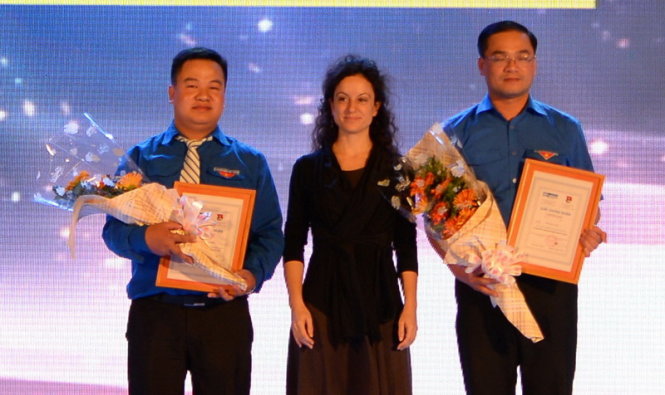 Bà frametta - Trưởng đại diện chương trình tình nguyện Liên Hiệp Quốc tại Việt Nam trao hoa và bằng khen cho cá nhân có nhiều đóng góp trong hoạt động tình nguyện. Ảnh: Hữu Khoa