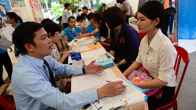 Sinh viên tìm kiếm cơ hội việc làm tại ngày hội “Phỏng vấn - tuyển dụng” tại Nhà văn hóa Thanh niên, Q.1, TP.HCM. Đây là hình thức “làm bạn” với thanh niên được đánh giá tốt - Ảnh: Quang Định