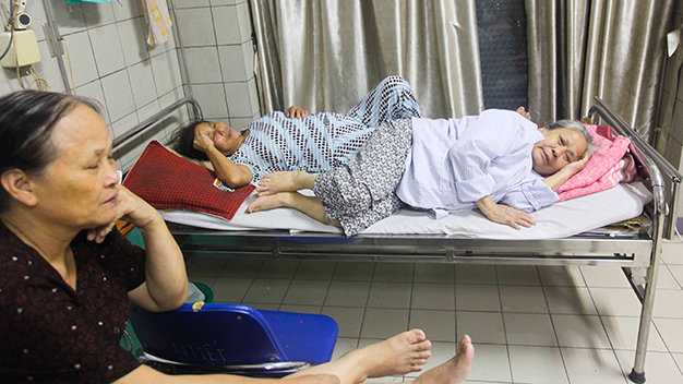 Tại khoa hô hấp Bệnh viện Bạch Mai (Hà Nội), nhiều giường bệnh có hai bệnh nhân nằm ghép. Đây là bệnh viện trung ương nằm trong danh sách dứt điểm tình trạng nằm ghép trong năm nay - Ảnh: Nguyễn Khánh
