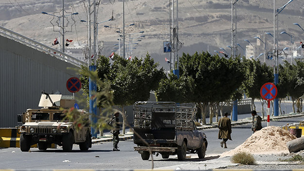 Xe quân sự của quân đội Yemen chặn con đường tới phủ tổng thống - Ảnh: Reuters