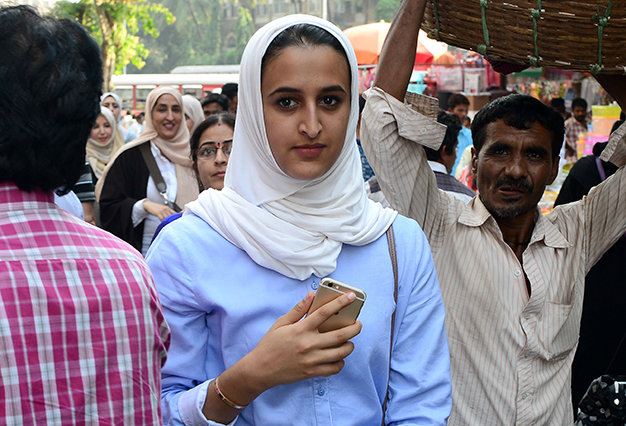 Thiếu nữ Ấn Độ sử dụng iPhone 6 plus gold tại khu chợ Mangaldas, TP Mumbai - Ảnh: T.T.D.