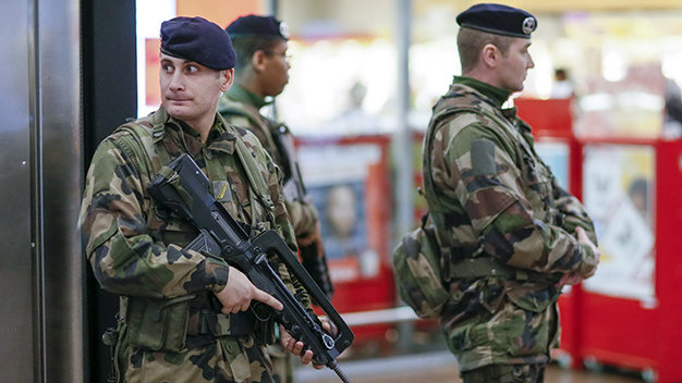 Binh sĩ Pháp bảo vệ an ninh tại một nhà ga ở Lyon - Ảnh: Reuters
