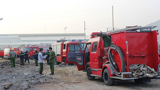 Cảnh sát PCCC tỉnh Nghệ An điều 7 xe chữa để khống chế đám lửa - Ảnh: Doãn Hoà