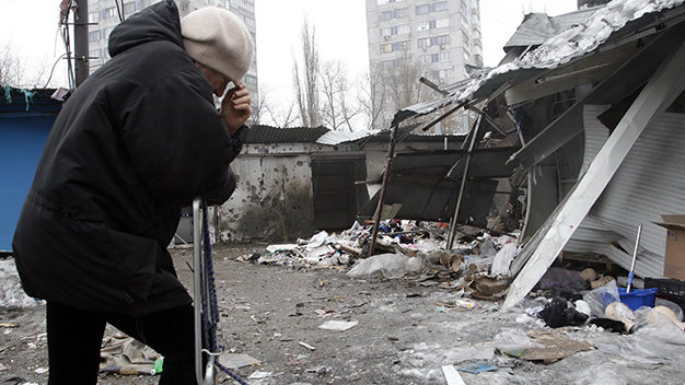Một ngôi nhà bị đạn pháo phá hủy ở thành phố Donetsk - Ảnh: Reuters