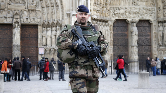 Binh sĩ Pháp tuần tra ở bên ngoài Nhà thờ Đức Bà tại thủ đô Paris - Ảnh: Reuters