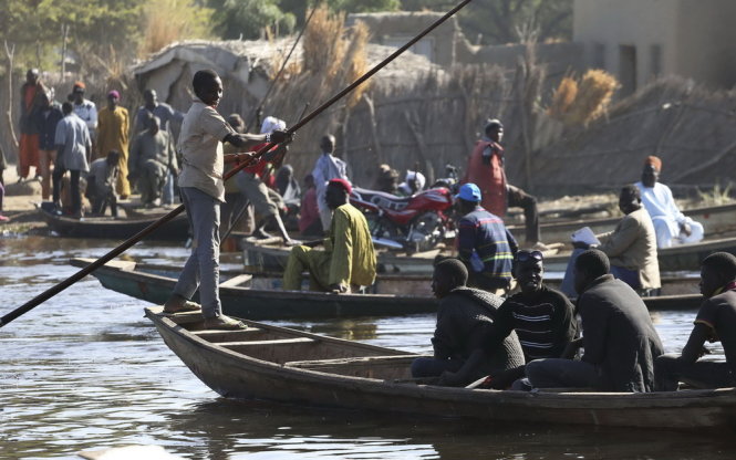 ​Người dân vượt hồ Chad để trốn tránh các vụ bạo lực đẫm máu - Ảnh: Reuters
