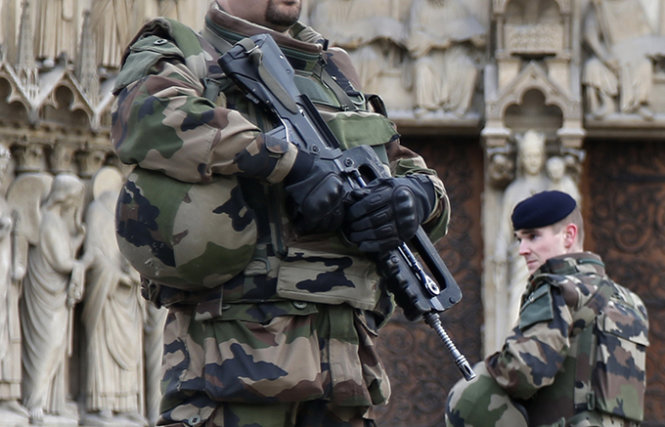 Binh sĩ Pháp bảo vệ an ninh tại thủ đô Paris - Ảnh: Reuters