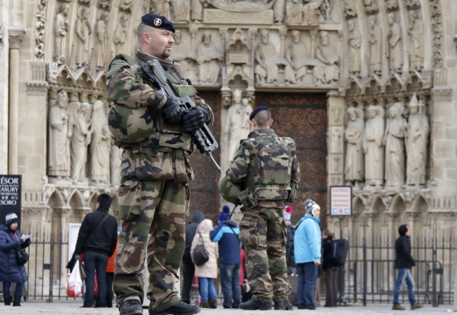 Các binh sĩ Pháp tuần tra trước Nhà Thờ Đức Bà Paris hôm 20-1 - Ảnh: Reuters 