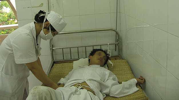 Bác sĩ Bệnh viện 354 (Hà Nội) thăm khám cho bệnh nhân bị loạn thần sau khi uống rượu “bổ dương” - Ảnh: H.Linh
