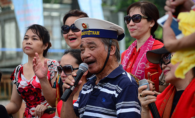 NSND Trần Hiếu và các nghệ sĩ tập dượt chuẩn bị ngày hội “Mùa xuân biển đảo” lần 4 tại Nhà văn hóa Thanh niên, Q.1, TP.HCM - Ảnh: Thanh Tùng