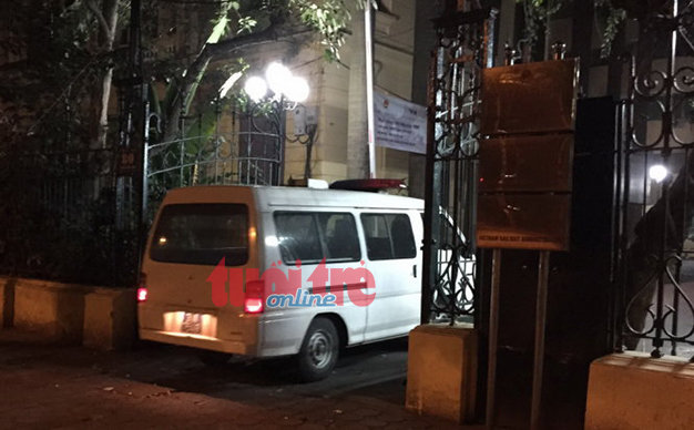Xe cứu thương chạy vào sân Bộ Giao thông vận tải - Ảnh: Minh Quang