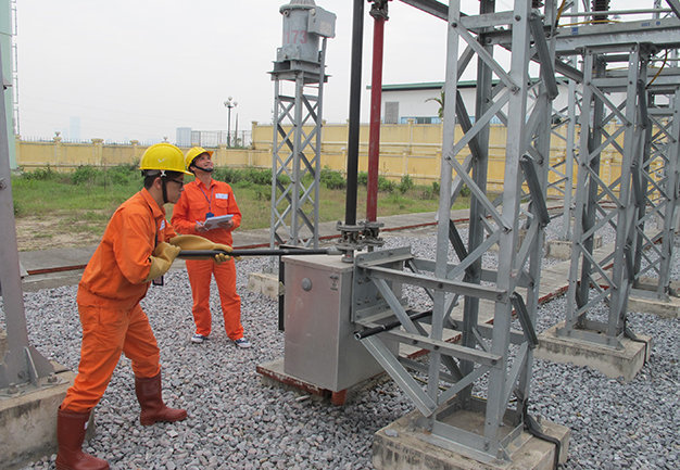 Công nhân EVN vận hành trạm biến áp để cung ứng điện cho Hà Nội - Ảnh: C.V.K.