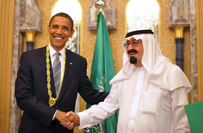 Tổng thống Mỹ Barack Obama (trái) bắt tay nhà vua Ả rập Saudi Abdullah bin Abdul Aziz al-Saud trong một cuộc họp song phương tại Riyadh - Ảnh: AFP