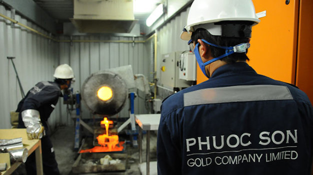 Công nhân Công ty vàng Phước Sơn đang làm việc bên trong mỏ. Phước Sơn là một trong hai công ty vàng đã nhập 60 tấn hóa chất từ Trung Quốc giá hơn 2,1 tỉ đồng - Ảnh: Tấn Vũ