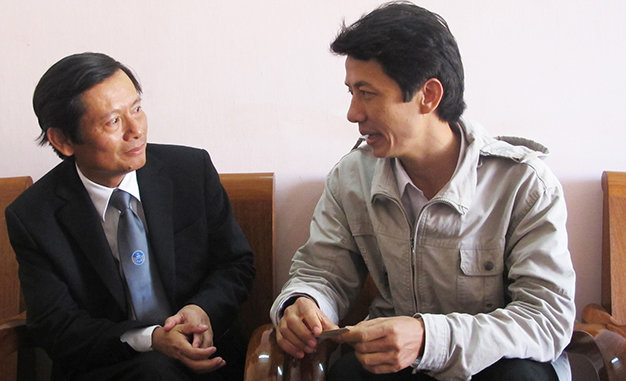 Luật sư Phan Trung Hoài tiếp xúc với luật sư Võ An Đôn (phải) trong cuộc làm việc của tổ công tác Liên đoàn Luật sư VN tại tỉnh Phú Yên - Ảnh: Duy Thanh