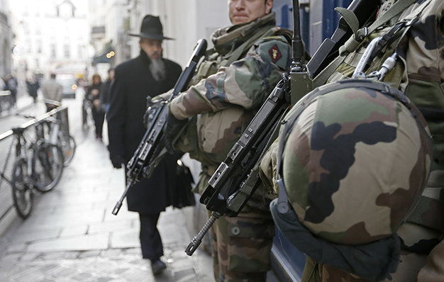 Binh sĩ Pháp tuần tra tại thủ đô Paris để ngăn ngừa khủng bố - Ảnh: Reuters