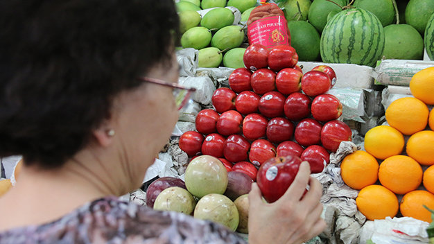Khách hàng chọn mua táo Mỹ tại chợ Bến Thành (Q.1, TP.HCM) - Ảnh: Tiến Long