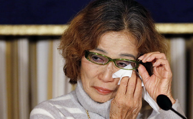 Bà Junko Ishido, mẹ của nhà báo Kenji Goto, khóc xin đổi mạng cho con trai - Ảnh: Reuters