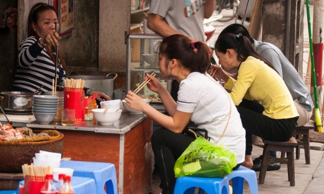 Thưởng thức ẩm thực đường phố tại các phố cổ Hà Nội - Ảnh: Alamy/Guardian