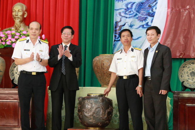 Đại diện TP. Hà Nội (trái) trao tặng hiện vật gốm Bát Tràng cho đại diện huyện Trường Sa. Ảnh: TIẾN THÀNH