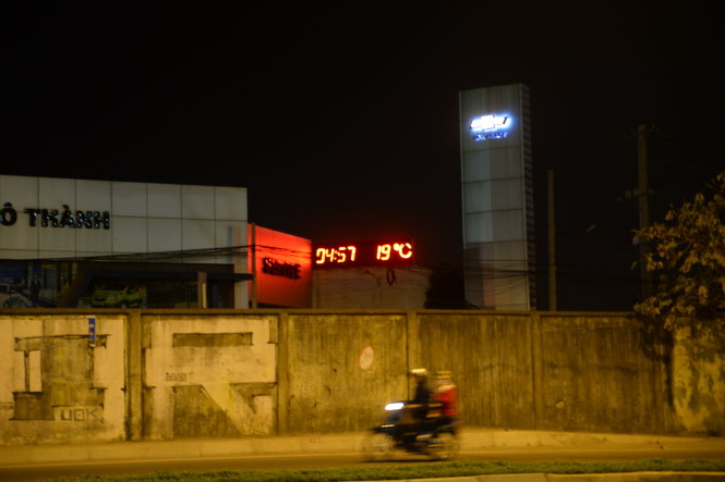 Nhiệt độ rạng sáng 23-1 thể hiện trên bảng thông tin ở đường Nguyễn Hữu Cảnh, Q.Bình Thạnh là 19OC