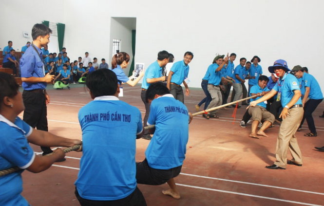 Thanh niên VN – Campuchia hào hứng trong trò chơi kéo co diễn ra chiều 24-1 - Ảnh: K.Nam