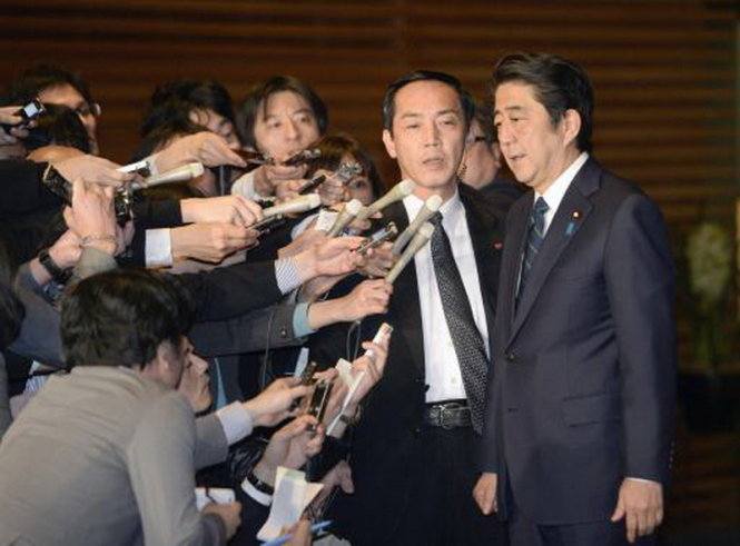 Thủ tướng Nhật Bản Shinzo Abe trả lời các phóng viên tại văn phòng chính phủ ở Tokyo ngày 25-1 - Ảnh: Kyodo/Reuters