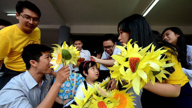 Bé Lê Nguyễn Anh Thư nhận được rất nhiều hoa và quà từ các em học sinh -Ảnh: Thanh Tùng