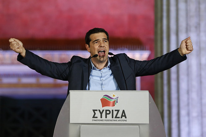 Lãnh đạo đảng cánh tả Syriza Alexis Tsipras phát biểu trước những người ủng hộ sau thắng lợi bầu cử tại Athens - Ảnh: Reuters