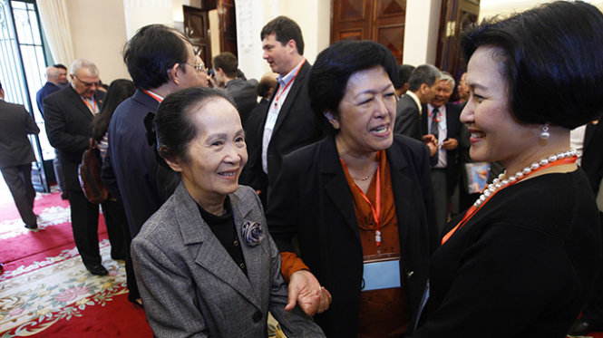 Chuyên gia kinh tế Phạm Chi Lan và bà Tôn Nữ Thị Ninh - cựu Đại sứ Việt Nam tại liên minh Châu Âu (từ trái qua phải) trao đổi với một vị khách mời tại hội thảo - Ảnhh: Nguyễn Khánh