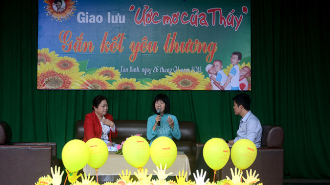 Cô Trần Minh Thời và cô Đinh Thị Kim Phấn giao lưu với chương trình -Ảnh: Thanh Tùng
