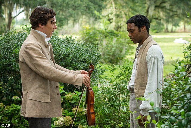 Benedict Cumberbatch đóng cùng một nam diễn viên người da đen trong phim “12 Years a Slave”. Dailymail.